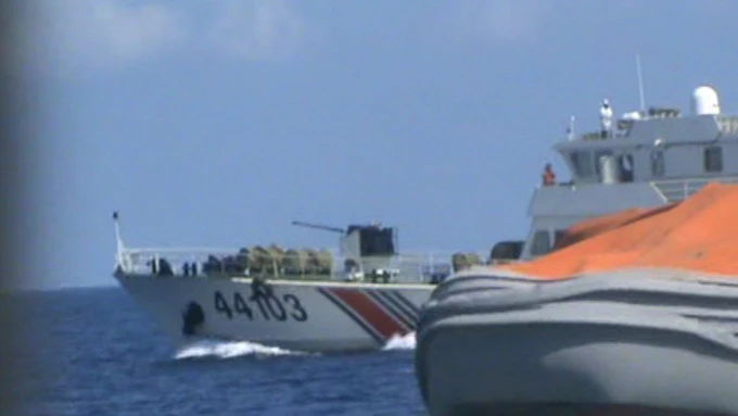 Tàu Trung Quốc đâm gãy vụn 10 m lan can tàu Cảnh sát biển Việt Nam ảnh 1